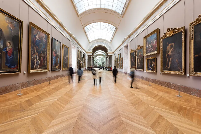 Une salle du musée du Louvre exposant des chefs-d’œuvre de la peinture renaissance française et italienne